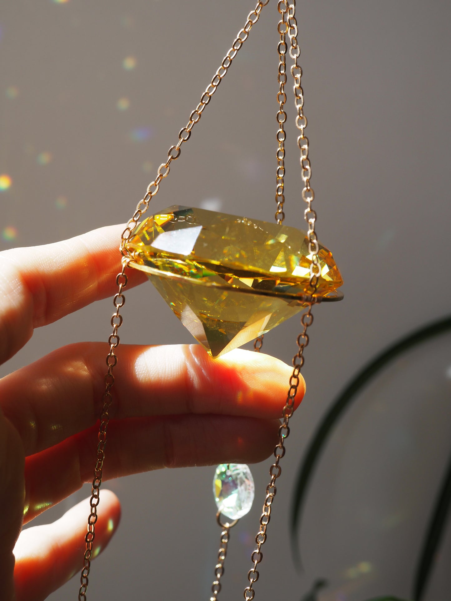 Diamond suncatchers with natural crystals