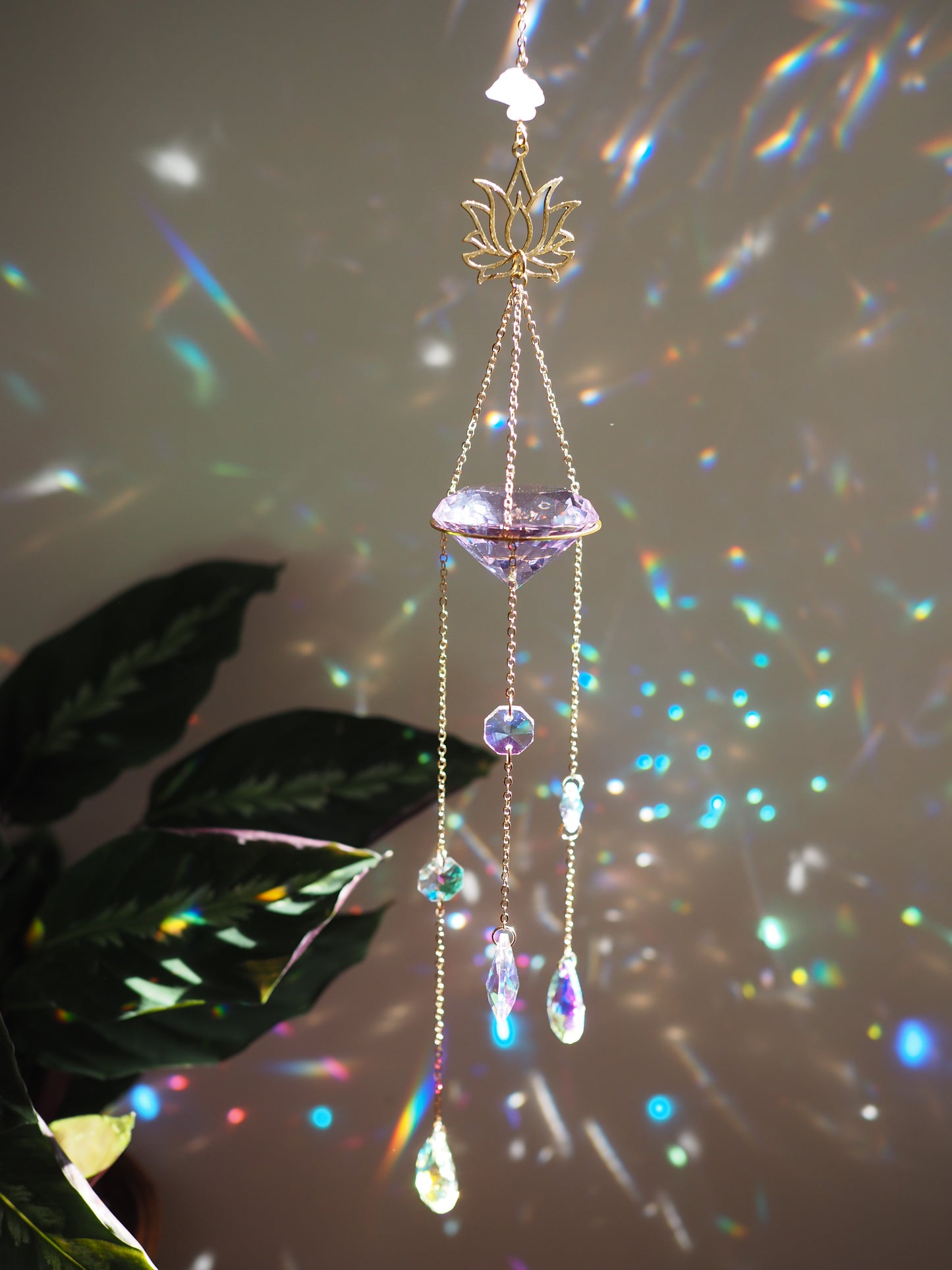 Diamond suncatchers with natural crystals