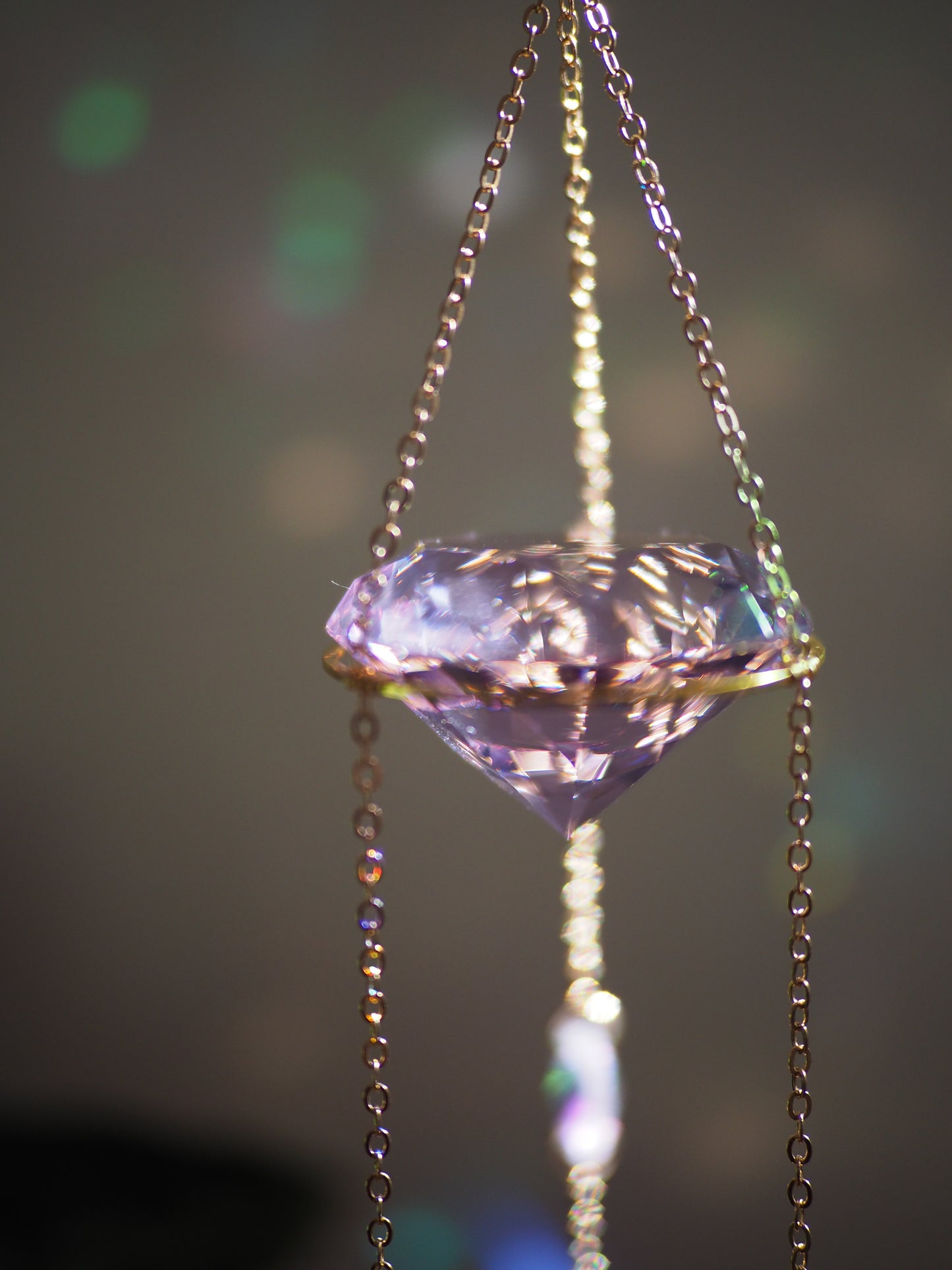 Diamond suncatchers with natural crystals